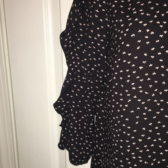 NWOT Adorable, flutter ruffle sleeve LC top - Picture 5 of 7